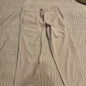 Barely worn Lululemon men’s slim commission pant ventlight 28x34 sandstone